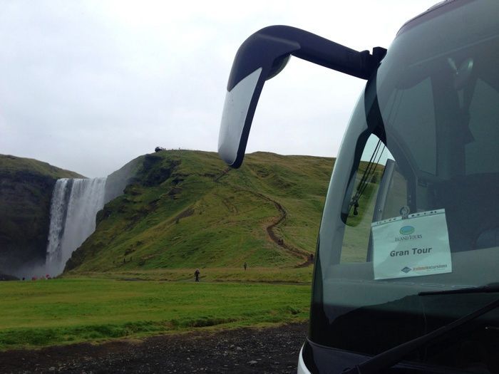¿Y a quién nos encontramos en Skogafoss? A nuestros amigos de Island Tour!!