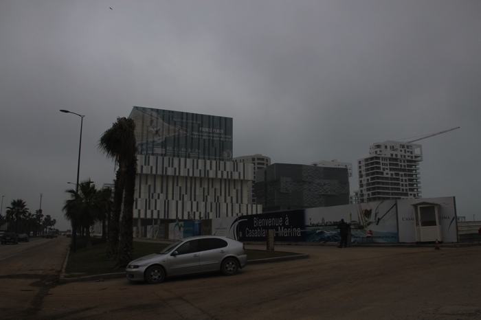 Las nuevas edificaciones de Casablanca frente a la Mezquita Hassan II