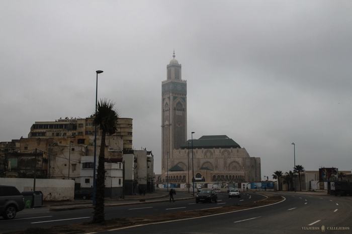 Niebla sobre la Mezquita Hassan II en Casablanca