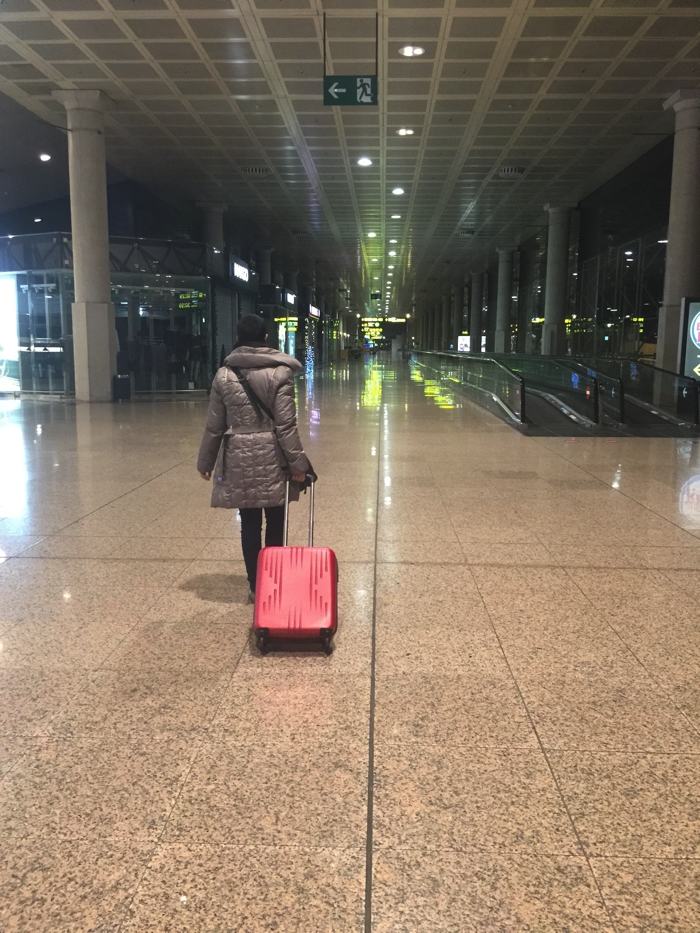 Pasillos del aeropuerto del Prat el día de Nochebuena