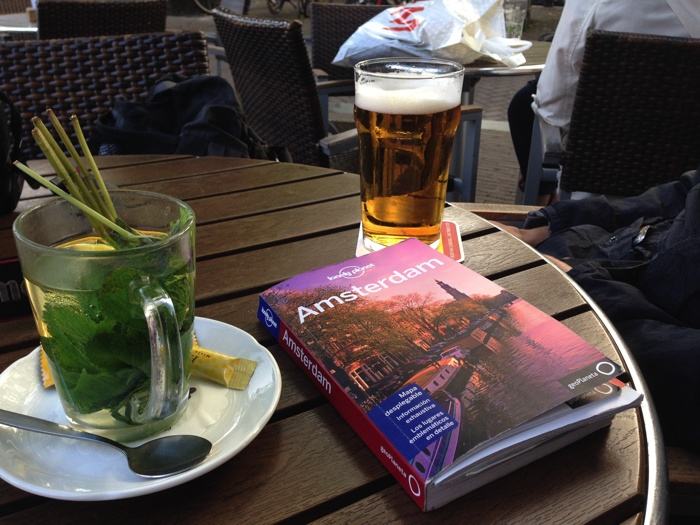 Tomando un té con menta y una cerveza en Ámsterdam