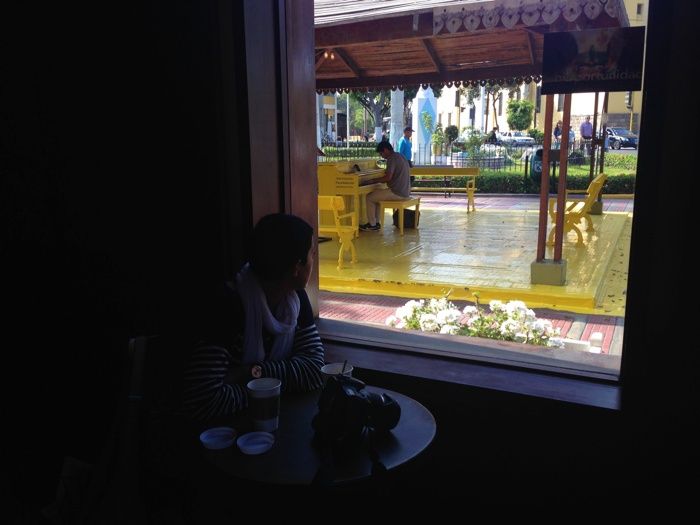 Tomando un café en el Barrio de Barranco en Lima