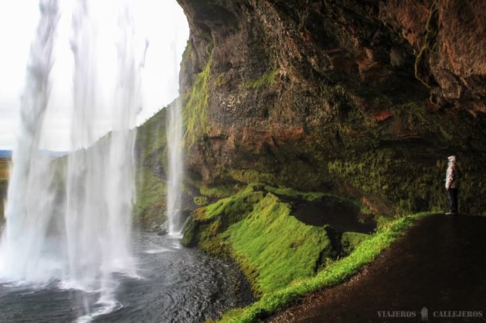 Vistas desde el interior de la cascada Seljalandfoss