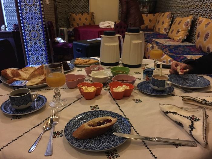 Desayunando en el riad de Fez