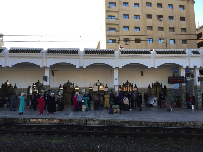 Esperando nuestro tren a Fez en la Estación de Meknès
