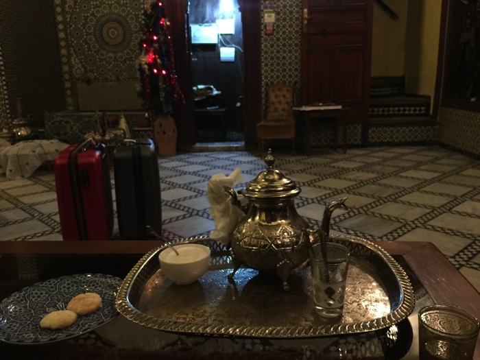 Llegada al riad de Fez, tomando un té y unas pastas