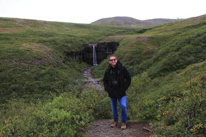 Frente a Svartifoss en el Parque Nacional de Skaftafell