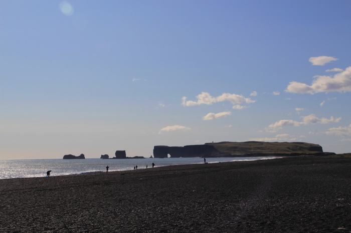 Vistas de los Acantilados de Dogherty desde la Playa Negra de Vik