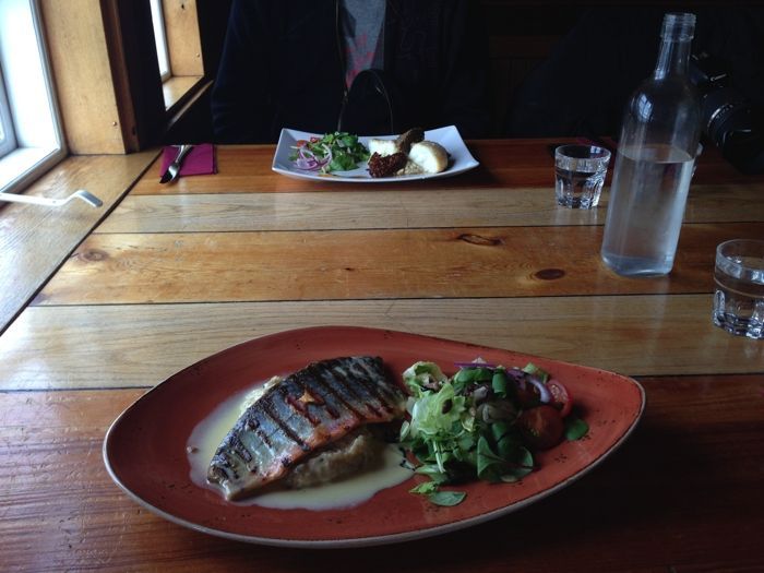 Comiendo en el Gamli Baukur de Húsavík