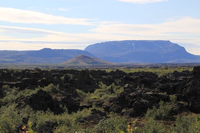 Vistas del Hverfell detrás de los campos de lava