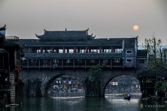 Empieza a atardecer sobre Fenghuang
