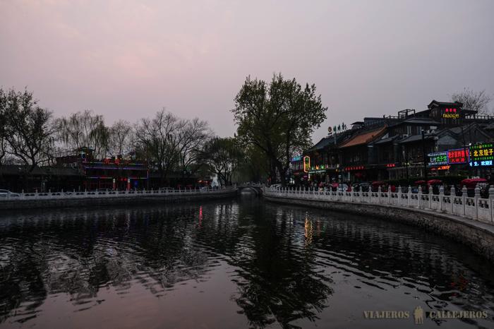 Un atardecer en una de las zonas más animadas de Pekín, Di´anmenwai Dajie