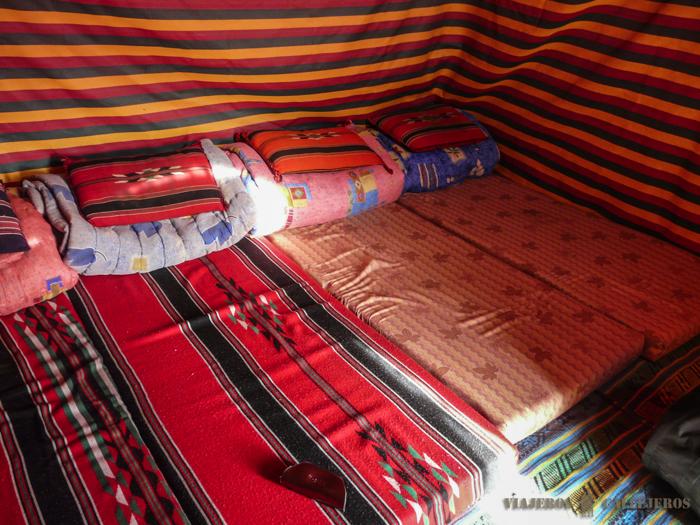 Interior de nuestra jaima para dormir en el desierto de Wadi Rum