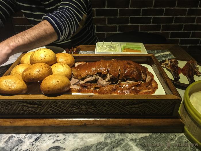 Cenando pato laqueado en el Beijing Roast Duck