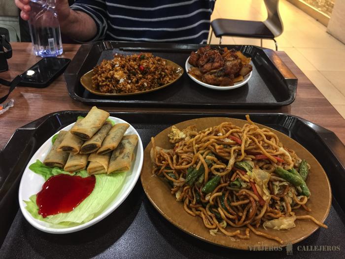 Comiendo en la zona del Mercado de las Perlas en Pekín