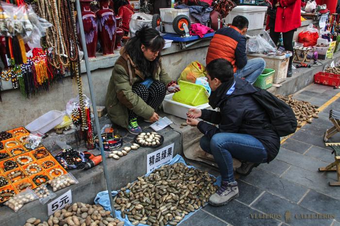 Comprando en el Mercado de Panjiayuan