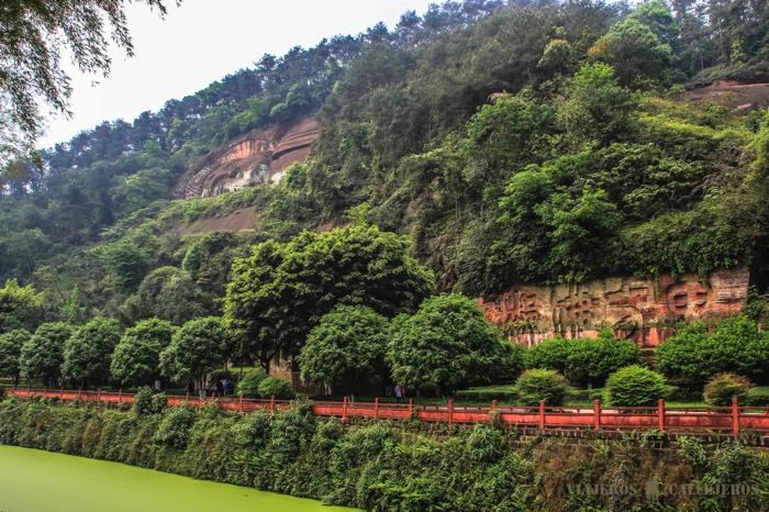 Al fondo se puede apreciar la cabeza del Buda Tumbado de 170 metros