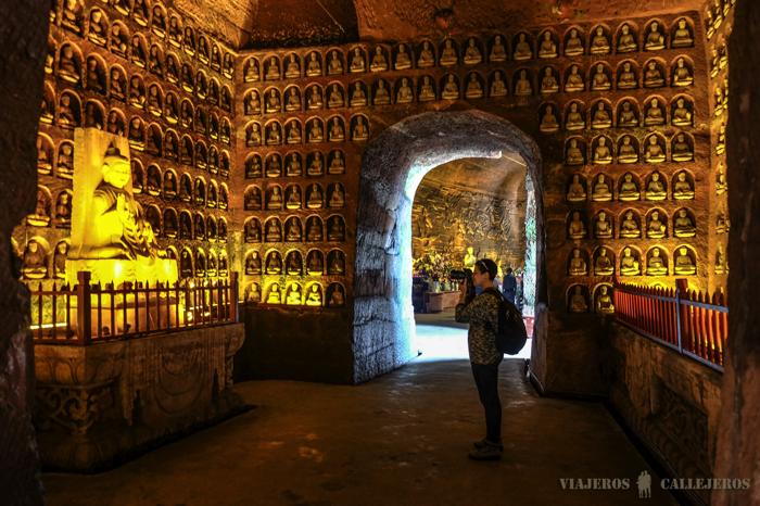 Interior de una de las cuevas del Parque del Gran Buda de Leshan