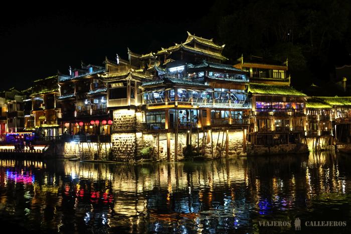 La transformación de Fenghuang al caer la noche