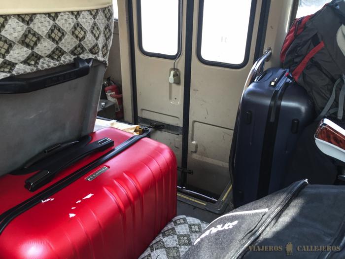 Maletas encajadas en el autobús de Zhangjiajie a Wulingyuan