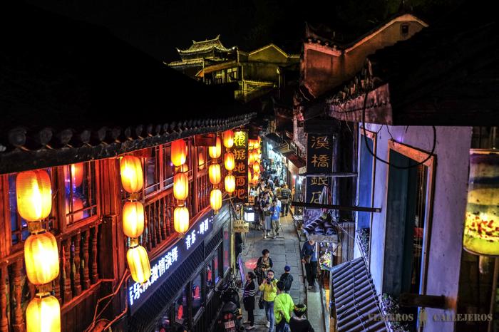 Cae la noche en Fenghuang