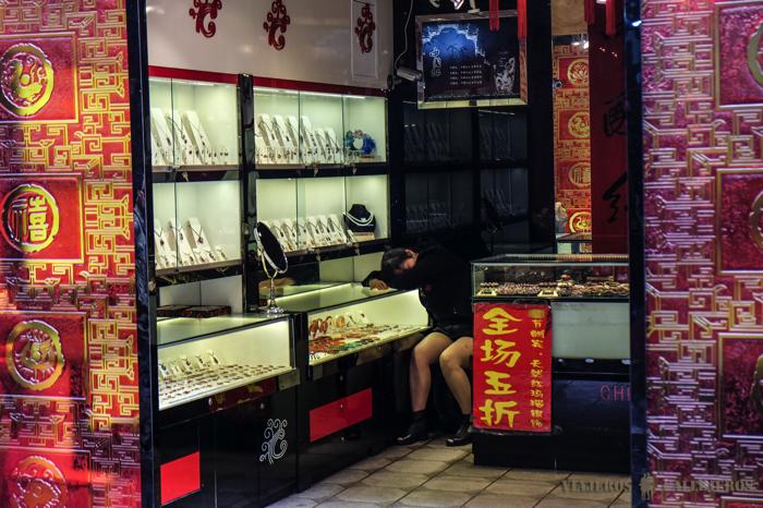 Detalle de la dependienta durmiendo en una de las tiendas de Jinli