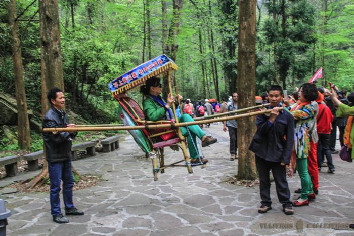 Curiosa, cuanto menos, la forma en la que algunos chinos suben hasta la zona alta de las Montañas chinas de Avatar
