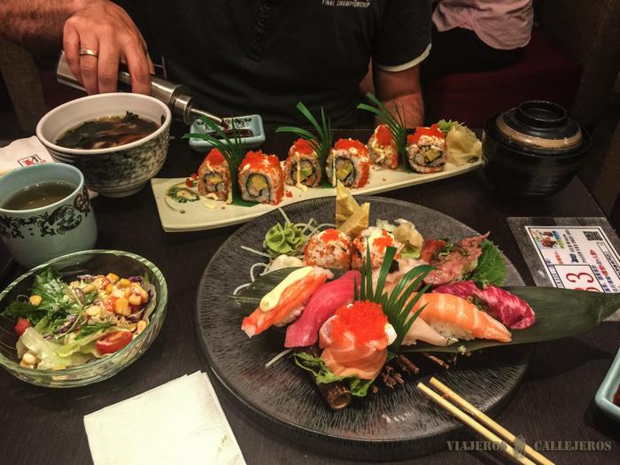 Cenando sushi en Hong Kong