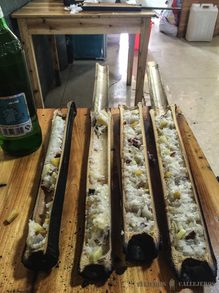 Comiendo arroz cocinado en bambú en las Terrazas de arroz de Jinkeng
