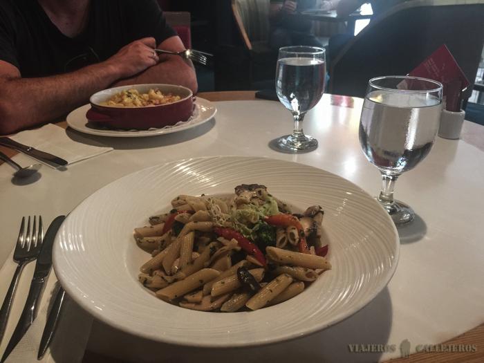 Cenando en Spaguetti House en el aeropuerto de Hong Kong