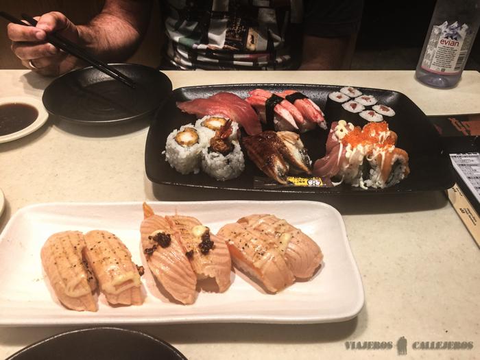 Cenando sushi en la terminal de ferries de Hong Kong a Macao