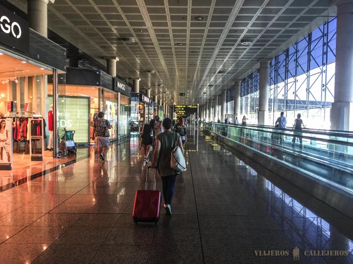 En busca de la puerta de embarque con nuestras maletas Gladiator