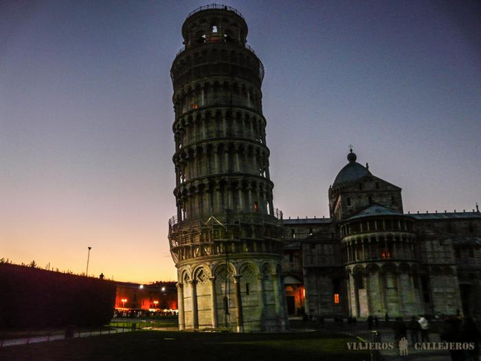Torre de Pisa por la noche
