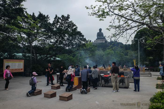 Ofrendas en el Monasterio Po Lin. Qué ver en Lantau en un día