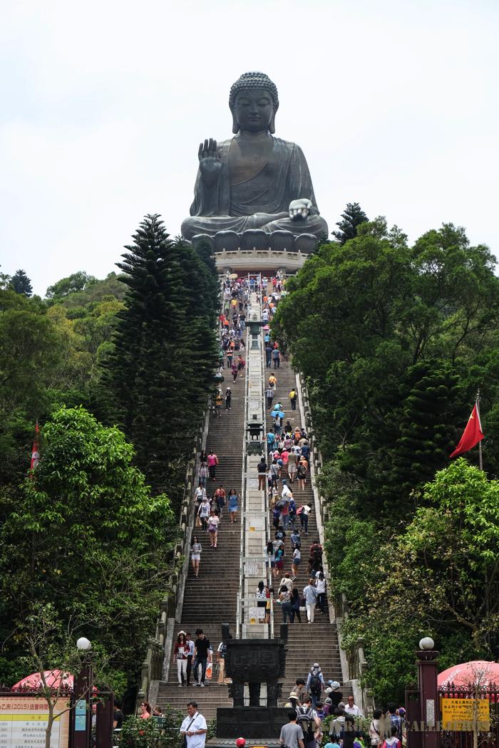 Escalones que hay que ascender para llegar al Gran Buda de Lantau