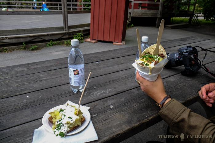 Comiendo carne de alce en Skansen