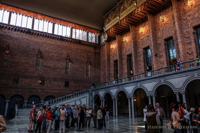 Interior del Ayuntamiento con la famosa escalera de los Nobel