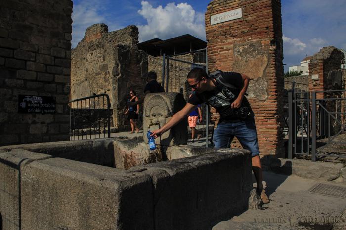 Rellenando botellas de agua en Pompeya