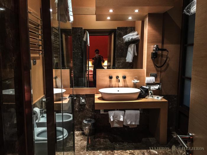 Enorme baño de la habitación del UNA Hotel
