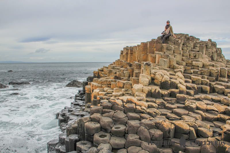 Sintiéndonos unos gigantes viajeros en La Calzada de los Gigantes, en Irlanda.