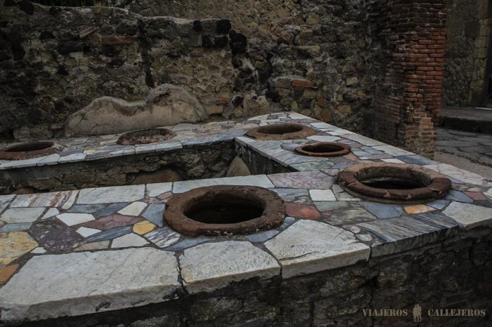 Cantina en Pompeya. En los agujeros se guardaban los alimentos y se mostraban al público