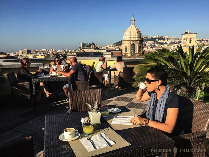 Desayunando con unas vistas increíbles de Nápoles