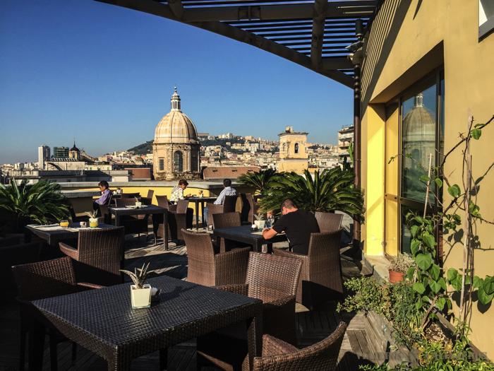 Terraza del restaurante UNA Hotel Nápoles