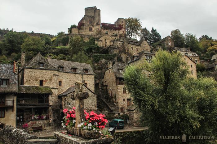 Castillo de Belcastel dominando el paisaje