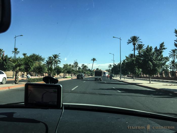 Cruzando Marrakech en coche