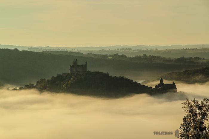 Najac entre la niebla de la mañana