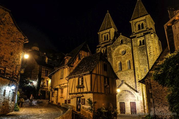 Llega la noche a Conques
