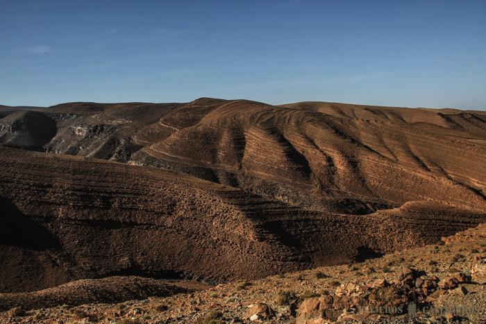 Paisajes mucho más áridos pasado Agdz de camino a Ouarzazate