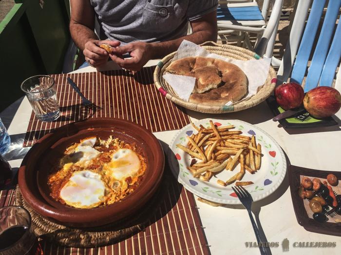 Comiendo en Tizi-n-Tichka