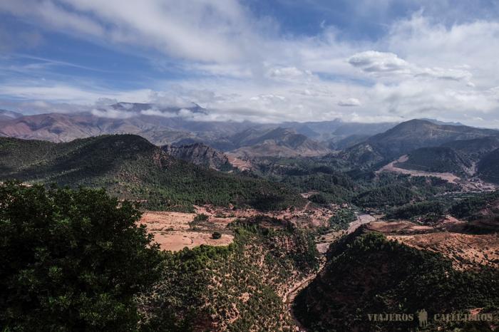 Paisajes en Marruecos cuando el cielo empieza a oscurecerse